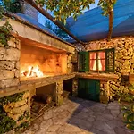 Lindraze Villa *