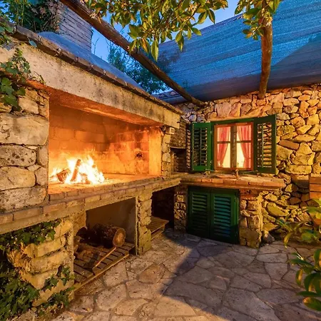 Lindraze Villa *